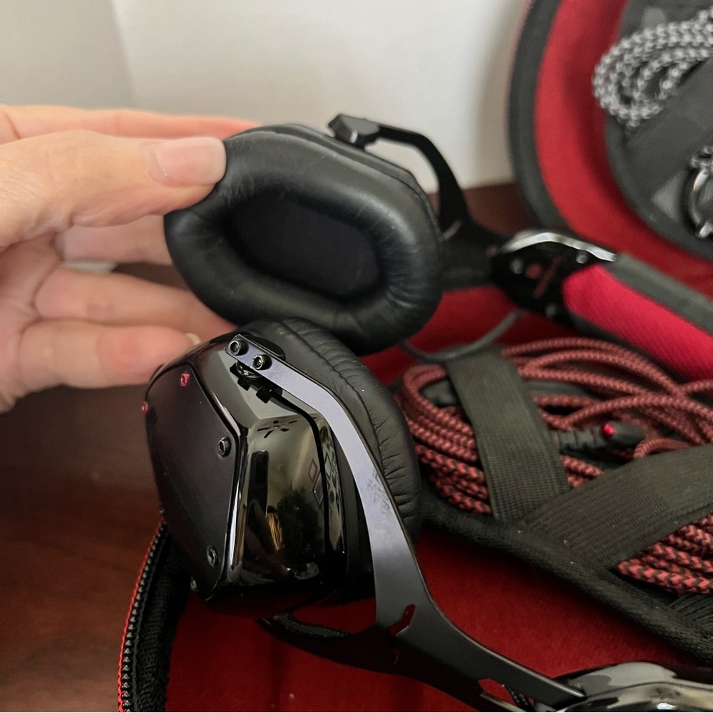 V-MODA for True Blood V-80 On-Ear Noise-Isolating Metal Headphones - Picture 6 of 13